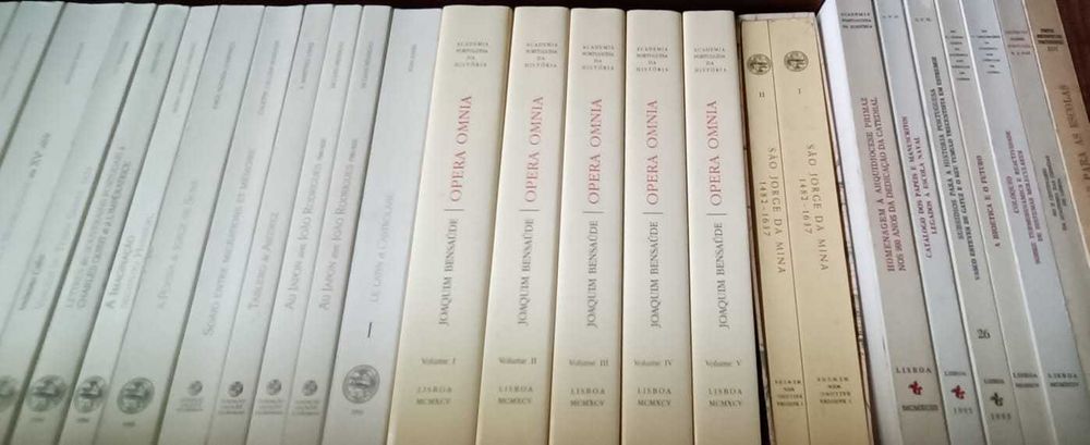 Biblioteca particular com 1080 livros com coleções raras