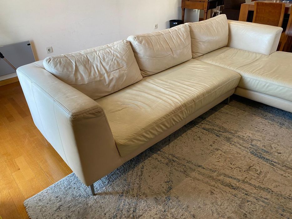 Sofá de canto em pele bege - design moderno