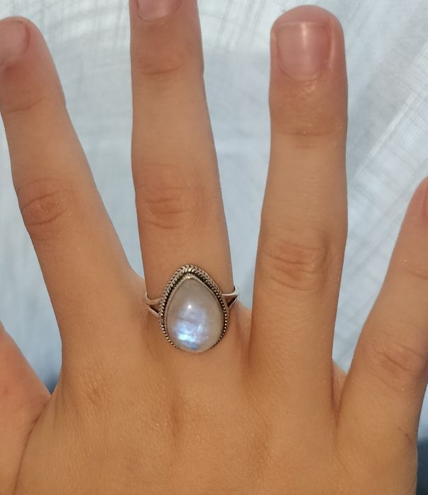 Anel prateado com pedra da lua natural facetada