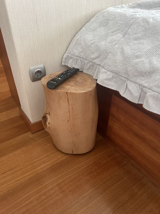 2 Mesas de cabeceira ou de apoio em madeira maciça