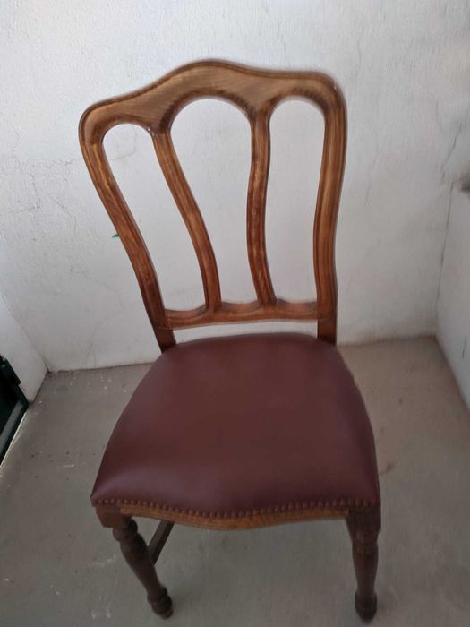 Mesa e cadeiras de sala