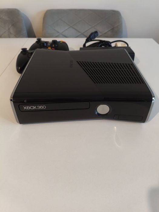 Xbox 360 Slim 250 GB + 2 pady