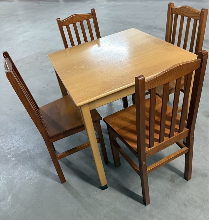 Conjunto de Mesas e Cadeiras em Madeira – Excelente Estado