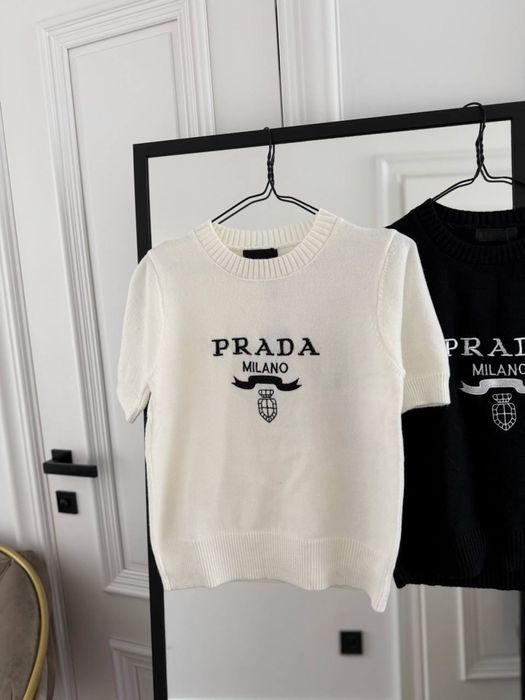 Футболка в стилі Прада