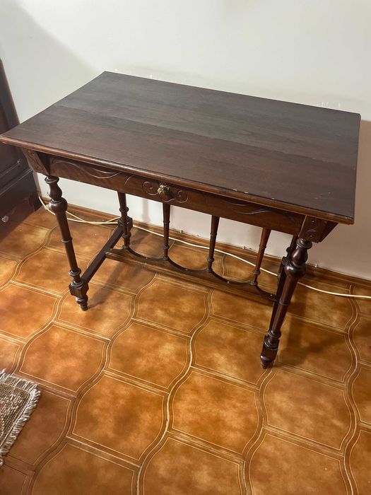 Mesa de apoio antiga com gaveta