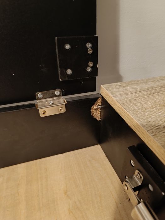 Biurko z szufladami i otwieranym schowkiem