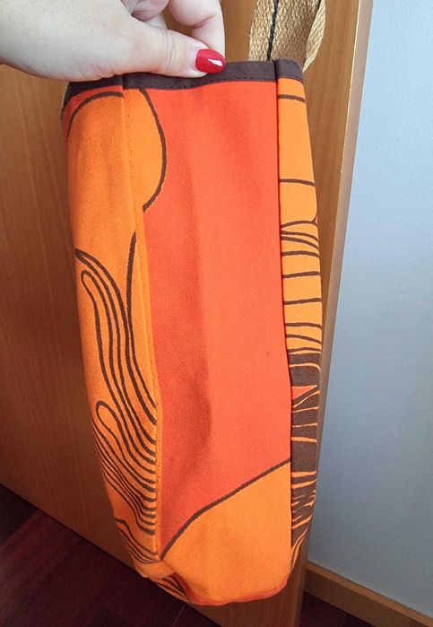 Mala/ saco laranja e castanho com padrão florido