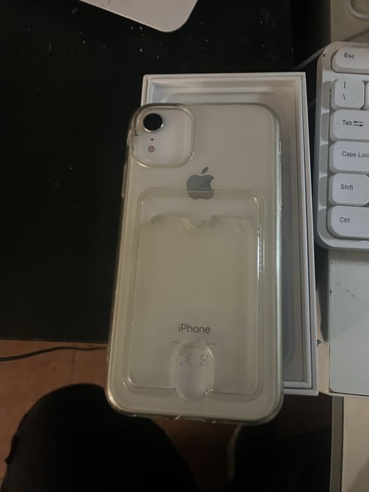 Iphone XR com caixa do 13 ( sem carregador ou cabo)