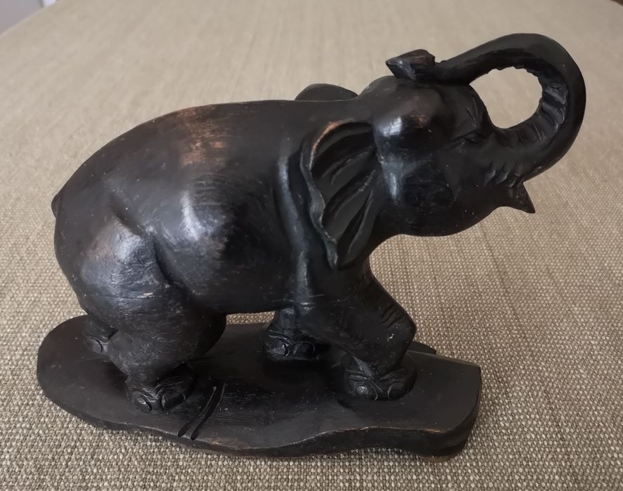 Stara rzeźbiona w drewnie figurka słonia.