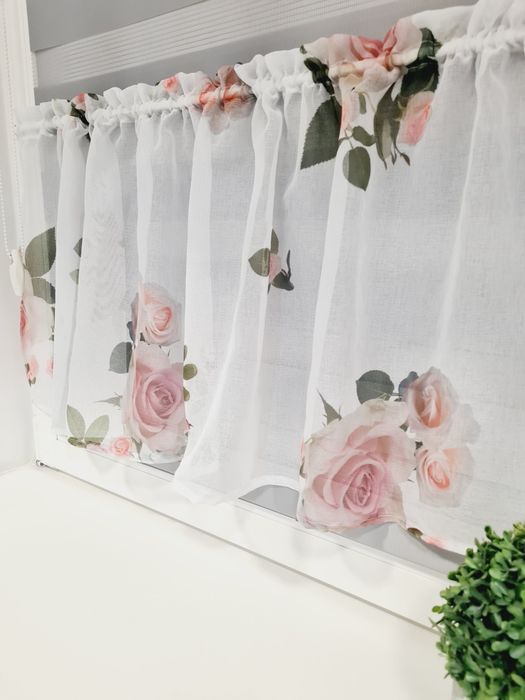 Firanka kuchenna w piękne róże