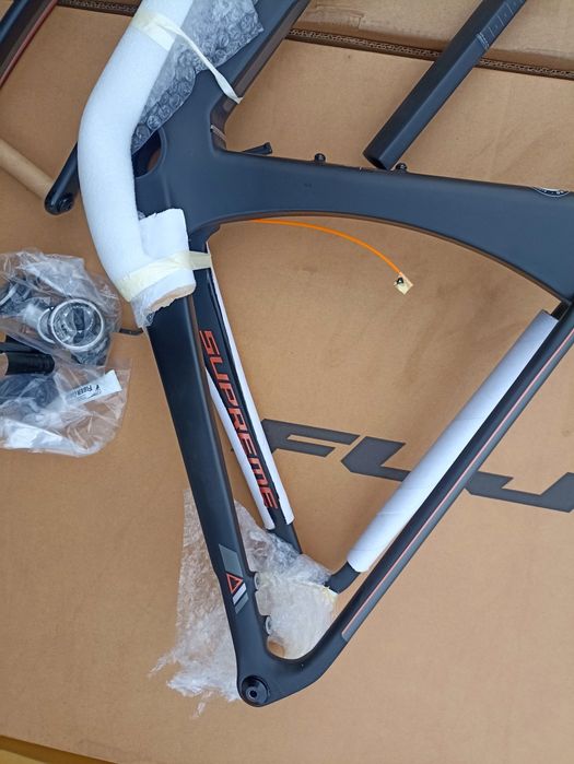 Nowa Rama Fuji Supreme Karbon Sztywne osie + widelec sztyca Frame set
