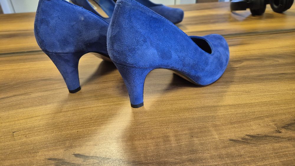 Clarks 4, 36-37 ,czółenka niebieskie
niebieskieNormalne ślady użytkowania