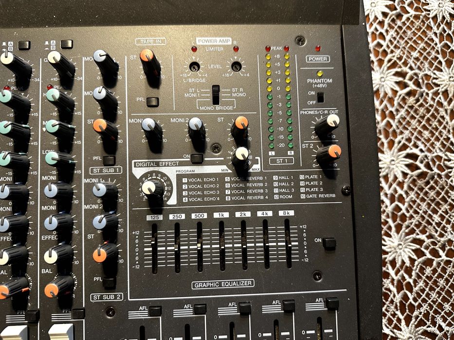 mikser estradowy EMX2000 Powered Mixer