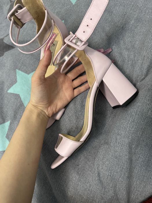 босоніжки на підборах, вдягала 1 раз