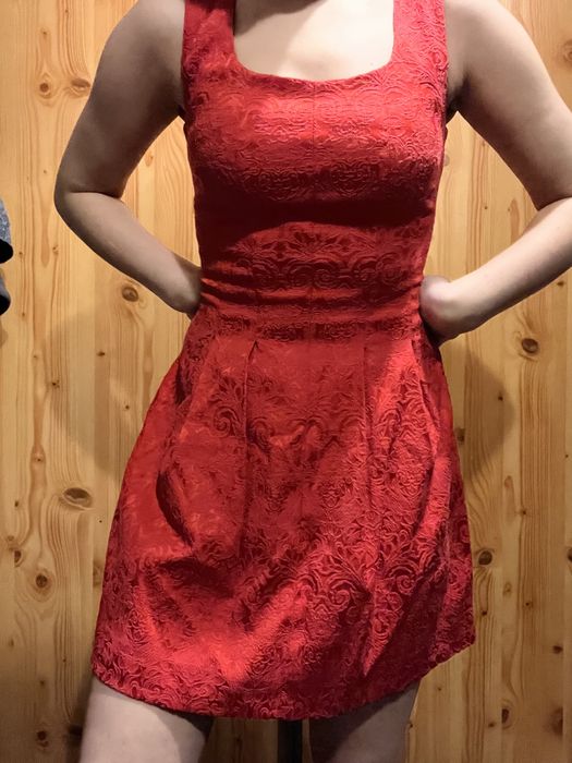 Urocza elegancka sukienka