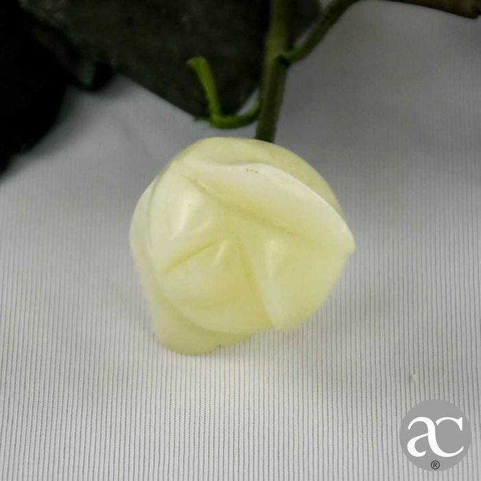 Arranjo floral, China, feito em pedra, quartzo e jade