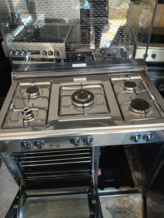 Vendo fogão porta botijas, com 5 bocas e forno a gás.  Nunca usado