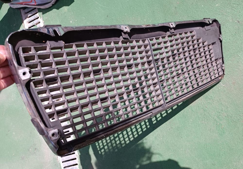 Grelha frontal Mercedes C200 w202