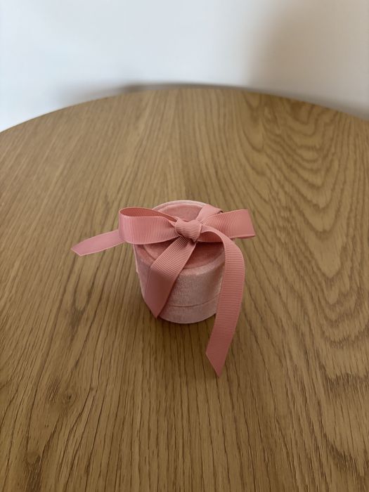 Różowe welurowe pudełko na biżuterię