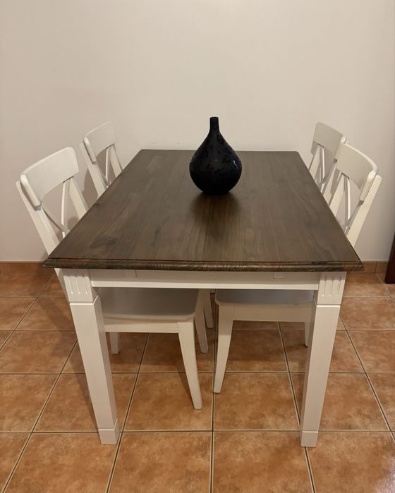 Mesa de jantar com 4 cadeiras e mesa de apoio