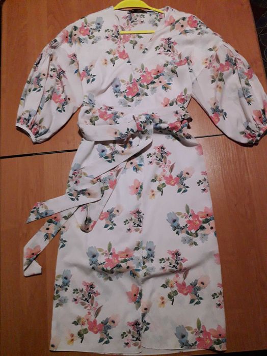 Ошатна сукня скроєна на запах в яскравий квітковий принт.
Mango