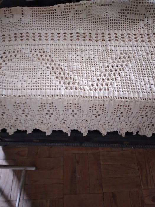 Toalha de mesa grande bordada à mão 1.70 por 1.10 tenho outras menors