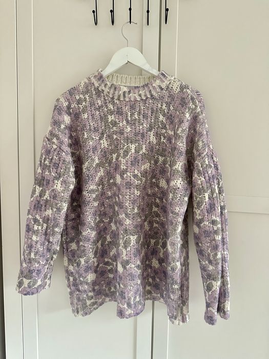 Sweter w kwiaty oversize prosty Zara na wiosne