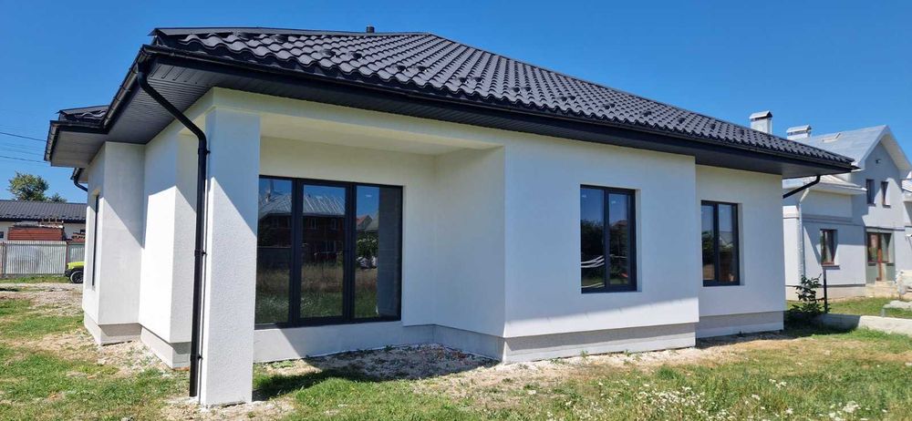 Продається одноповерховий особняк, з гаражем та власним подвірям