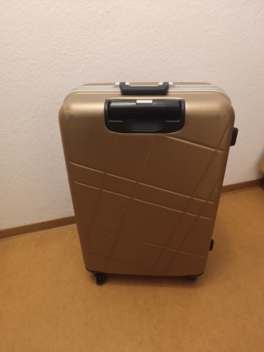 Большой,пластиковый чемодан,размер L- 70*47см.