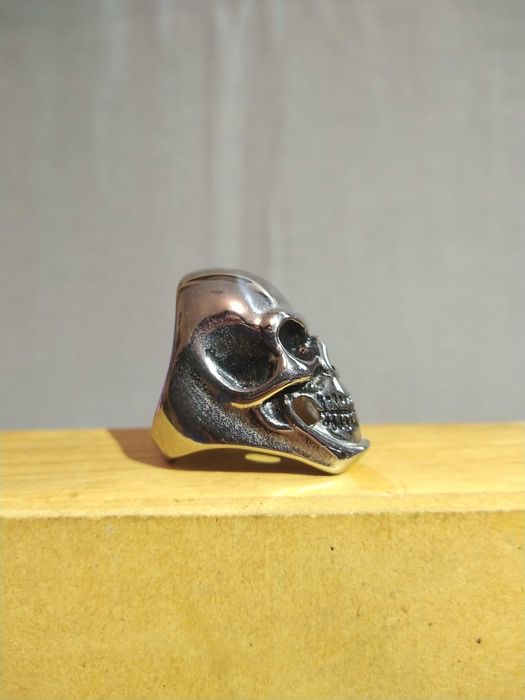 Anel em aço formato de caveira grande