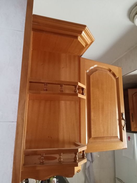 Conjunto de Armários Supenso de Cozinha em Madeira (Com Vitrine)