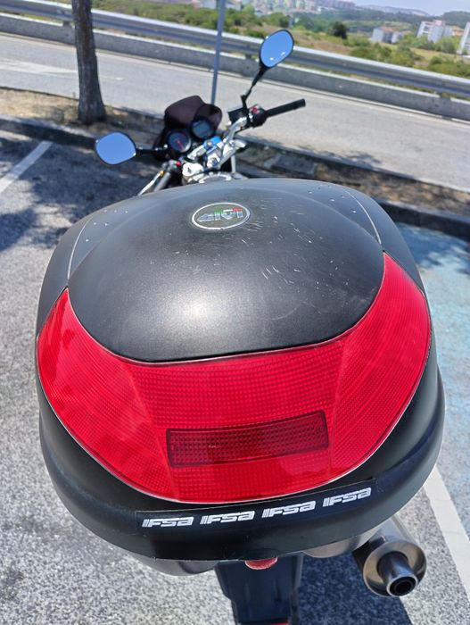 Suzuki Bandit 650  com Top Case 77 cvs