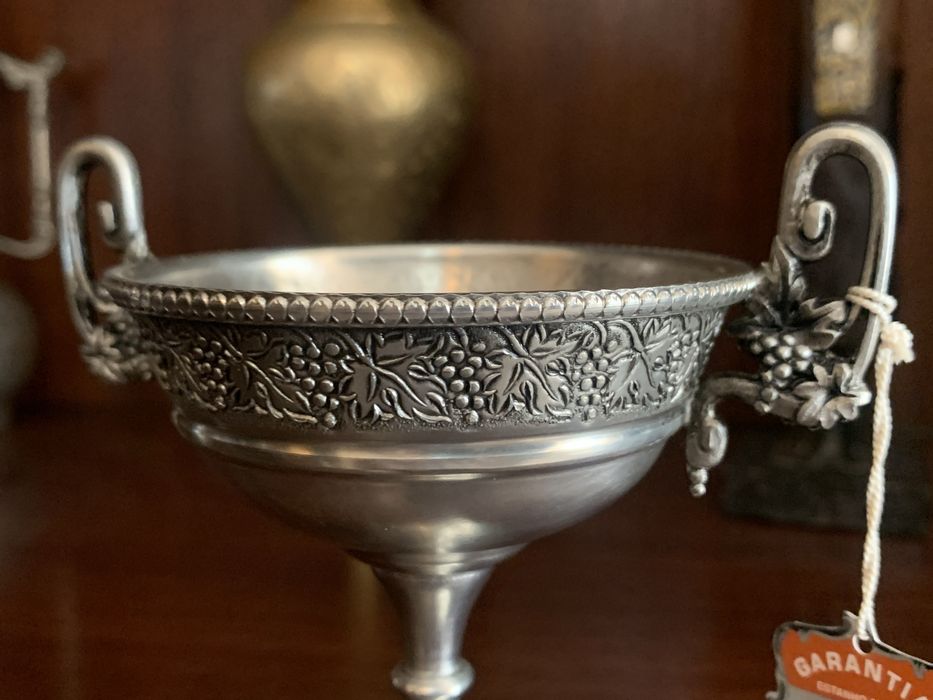 Taças decorativas de estanho