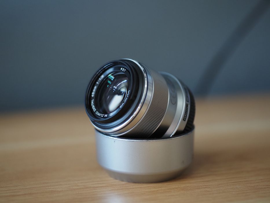 Olympus M.Zuiko 45mm f/1.8 (Micro 4/3 / MFT) + Osłona Przeciwsłoneczna | Stan BDB