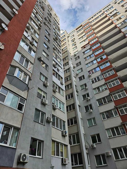 Продається видова 2 кімнатна квартира в центрі міста!