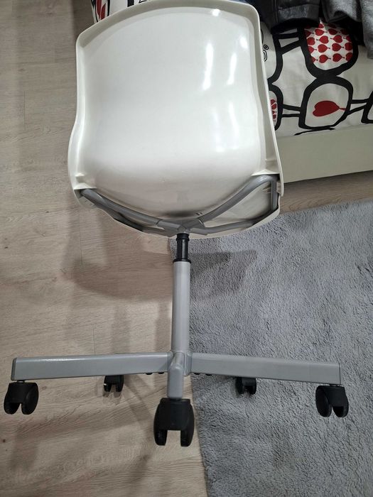 Cadeira secretaria como nova em plastico muito comoda para estudar