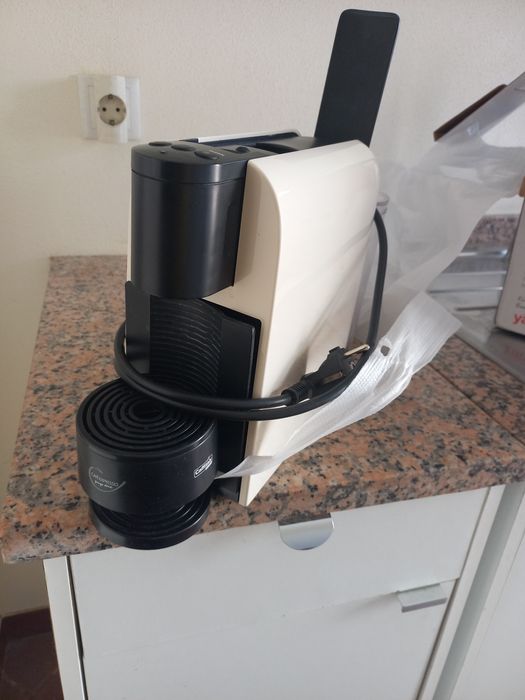 2 maquinas de cafe  nespresso  e pingo doce