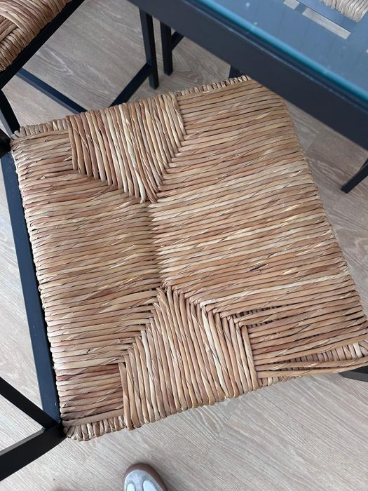 Mesa de jantar com tampo em vidro e 4 cadeiras com estrutura em Ferro e acento em verga.