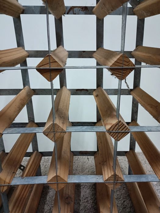 Garrafeira para 24 unidades em madeira e metal, feita artesanalmente
M