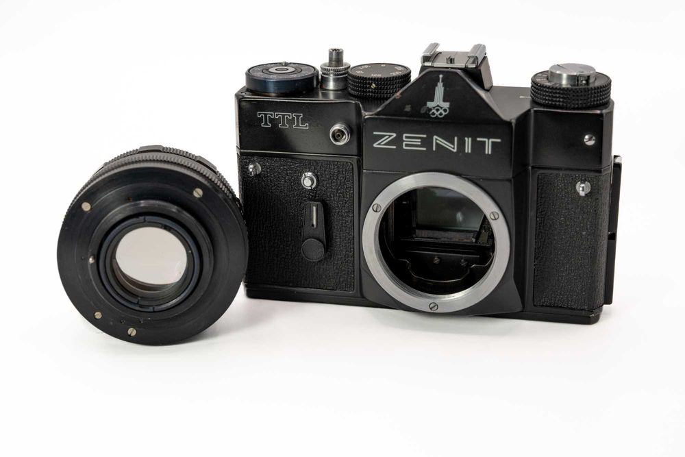 Máquina analógica Zenit TTL com objetiva Helios 2.0