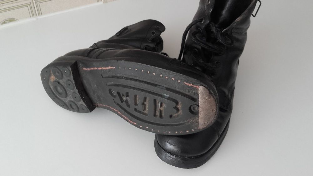 Botas da tropa em pele