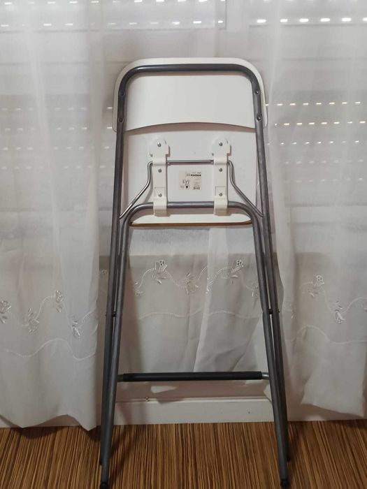 Banco alto 95cm altu. com encosto, dobrável, IKEA FRANKLIN em branco.