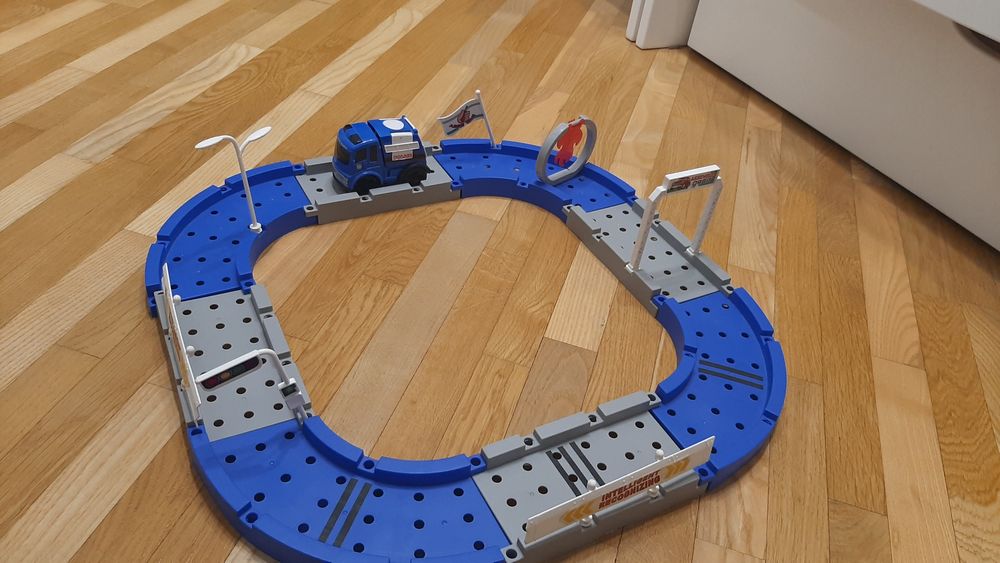 Дорога, трек з машинкою, яка їздить.