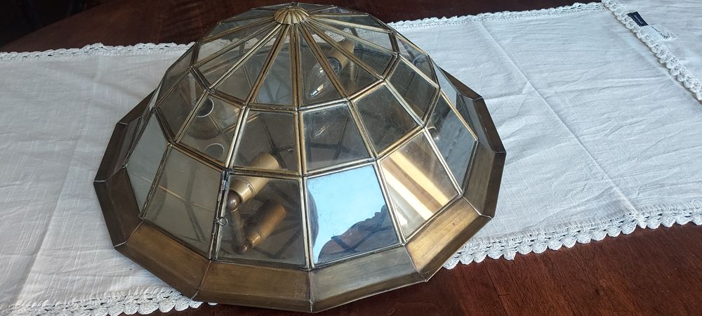 Candeeiro de teto em latão dourado, tipo vitral.