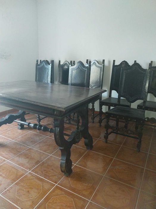 Mesa e 8 cadeiras