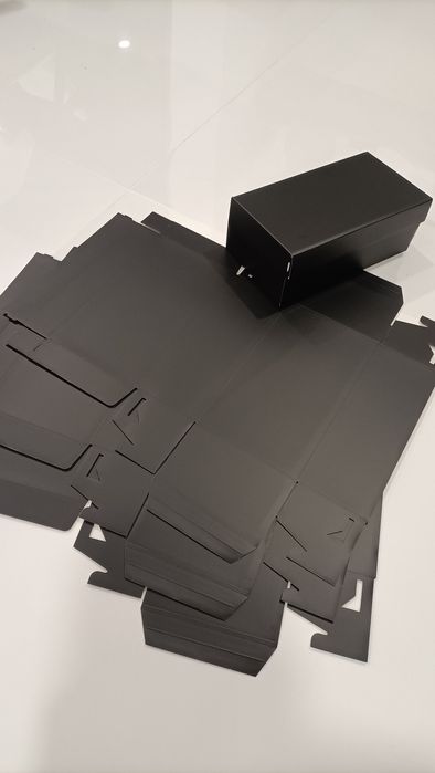 Caixa de cartão preto mate