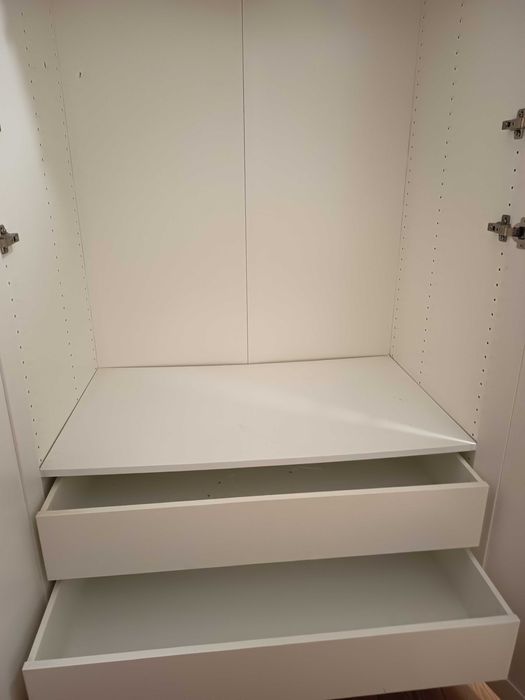 Vendo um excelente roupeiro como novo.