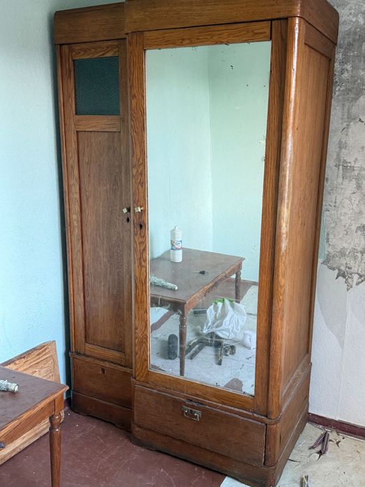 Ретро шафа під реставрацію