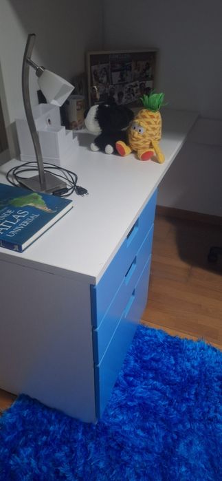 Cama alta infantil com secretária, armário e gavetas, com colchão – op