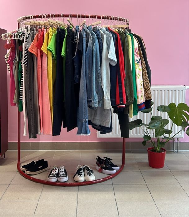 Wieszak bordowy C-shape marki HAY